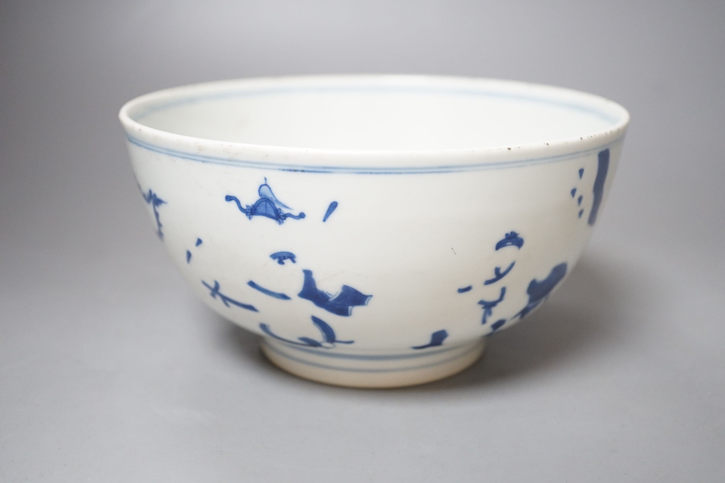 A Chinese blue and white bowl, diameter 16.5cm